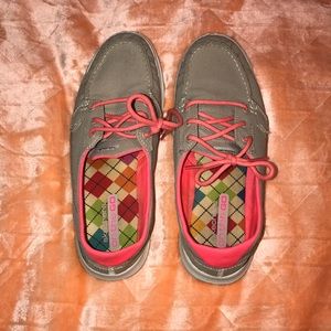 I’m selling Skecher shoes